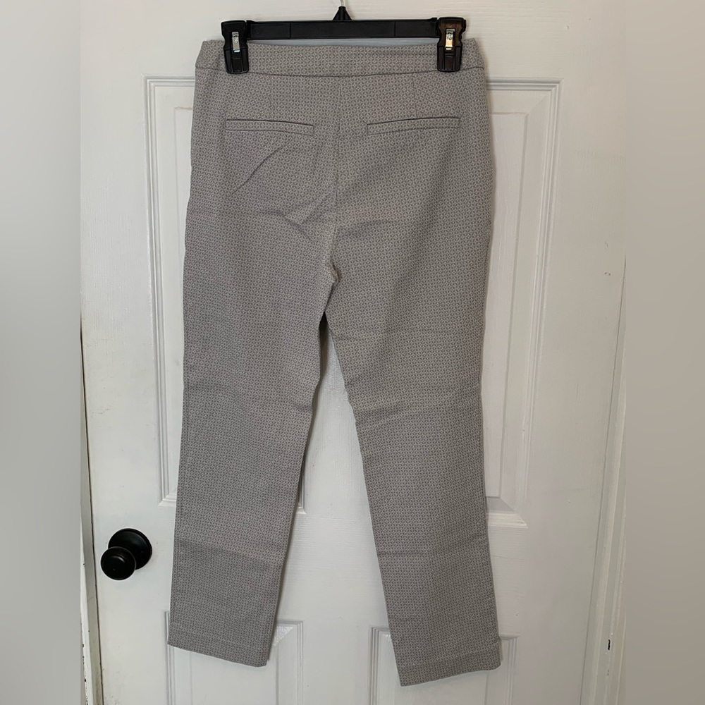 Skinny style grey patterned stretchy pants that fit like yoga pants.